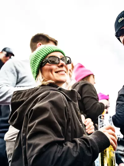 Frau mit Sonnenbrille und Bier in der Hand