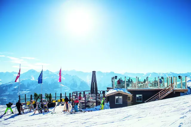 Außenansicht Almbar bei Sonnenschein