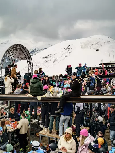 Volle Terrasse bei Party mit DJ