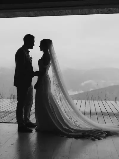 Brautpaar während Fotoshooting