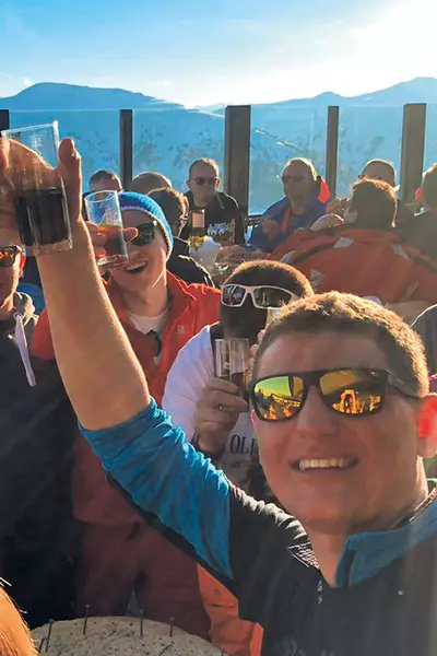 Partygäste heben Gläser in die Luft und feiern