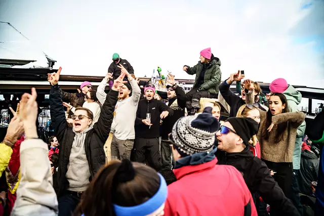 Tanzende und tobende Feiermeute