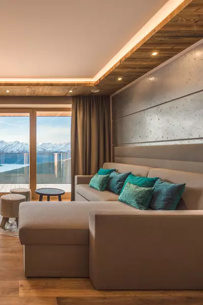 Ansicht dekorativer Ofen und Couch