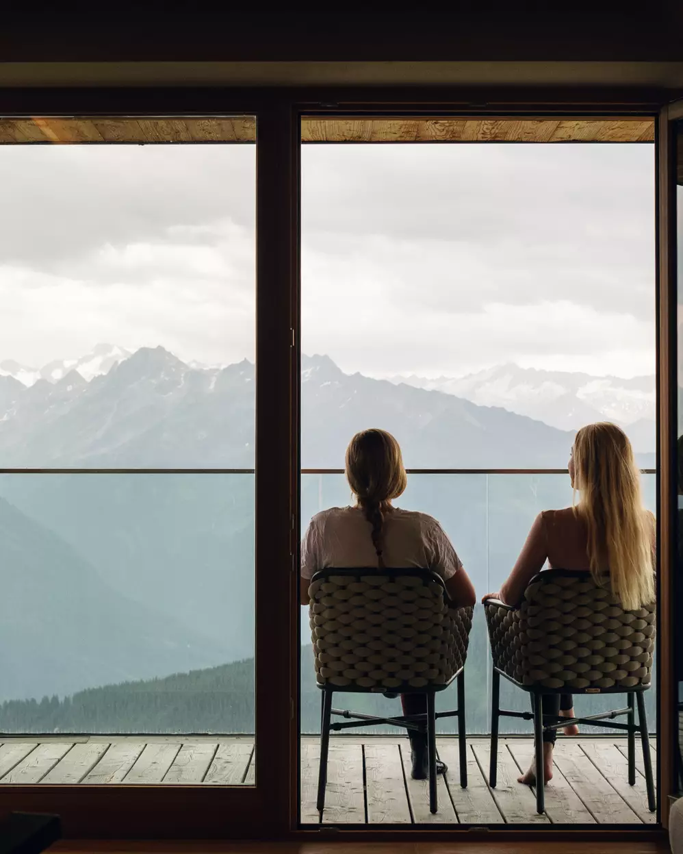 Damen sitzen auf Terrasse von der Suite