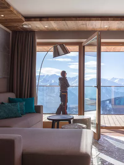 Couch in der Panorama, Dame auf dem Balkon