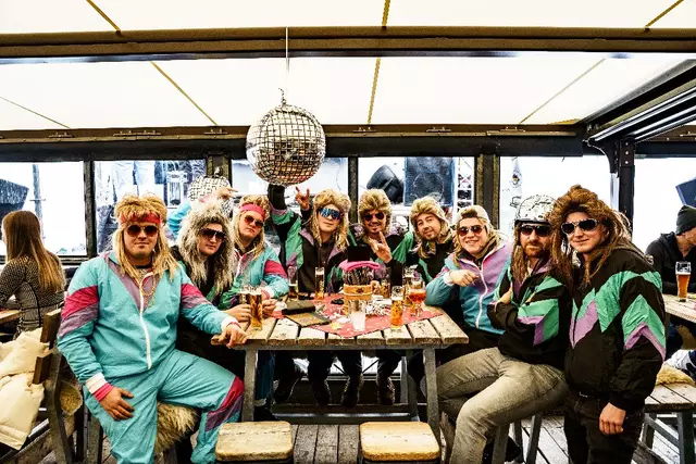 Ganze Truppe mit 90er Verkleidung und Discokugel