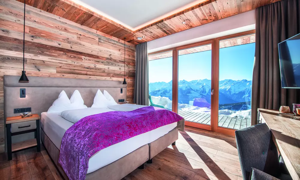 Boxspringbett und Ausblick auf Balkon