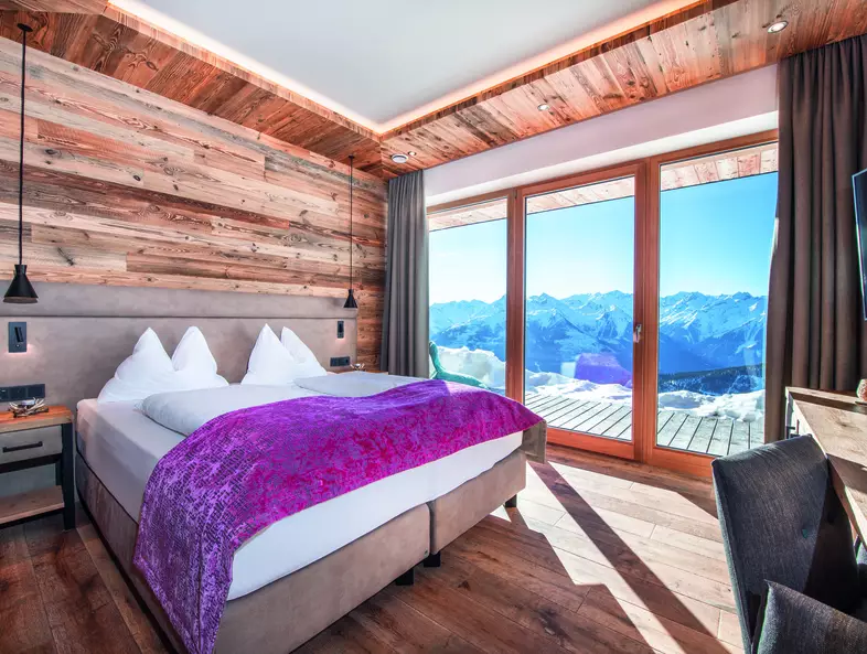 Boxspringbett und Ausblick auf Balkon