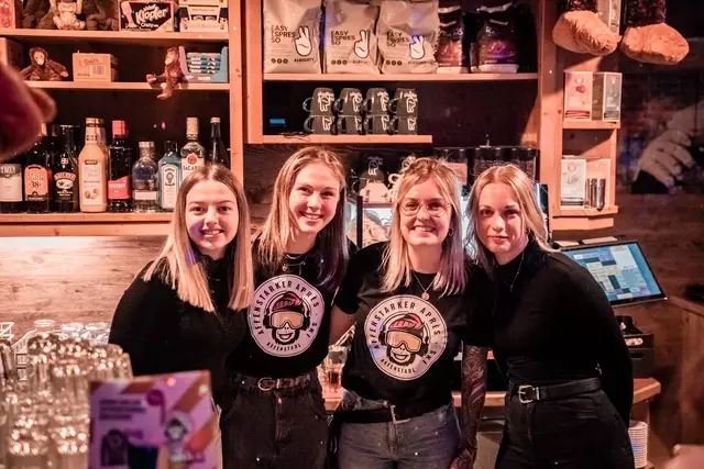 Mädels hinter der Bar