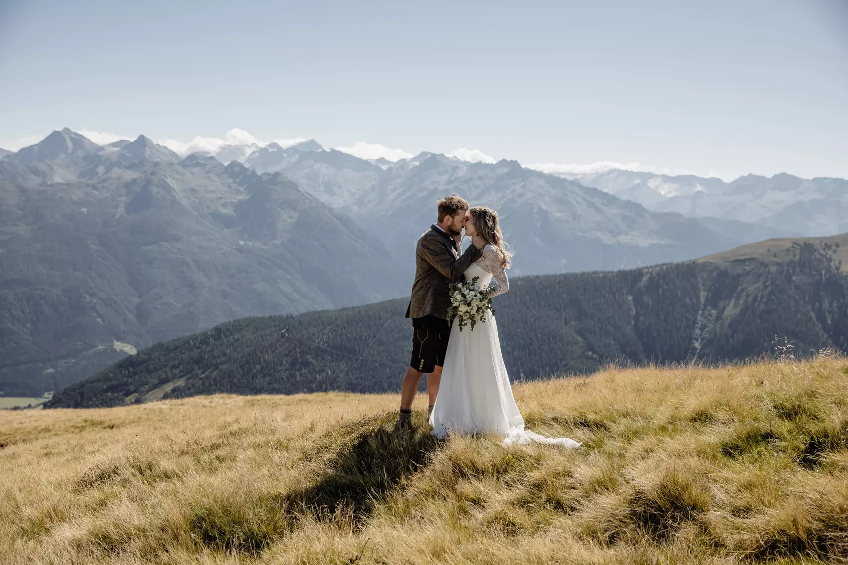 Küssendes Paar vor Bergpanorama