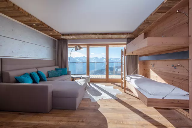 Couch und ausklappbares Stockbett