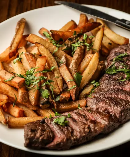 Gegrilltes Fleisch mit Pommes