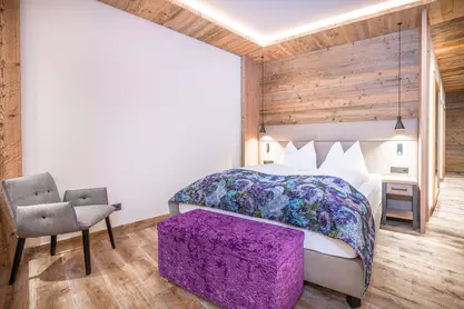 Boxspringbett mit Stuhl und Details