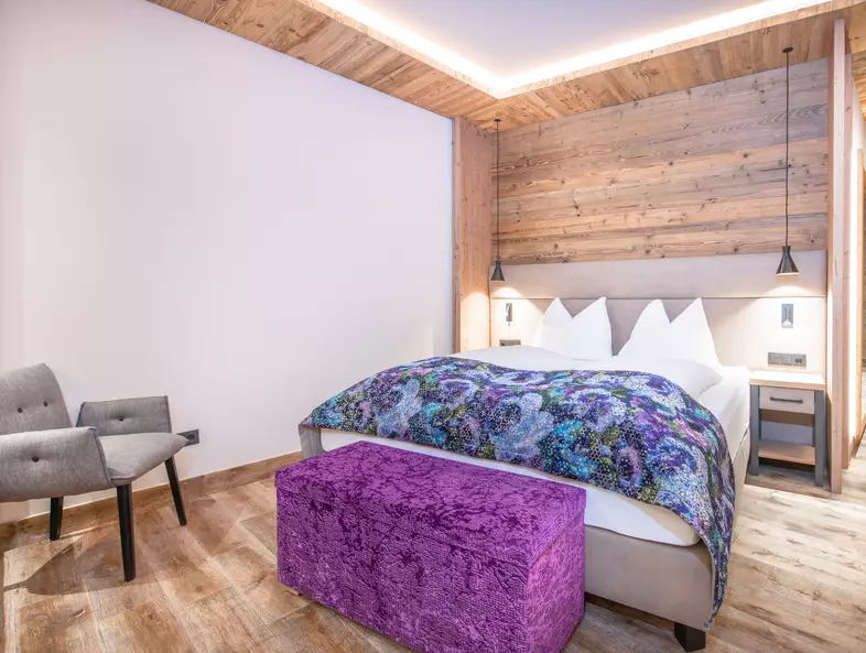 Boxspringbett mit Stuhl und Details