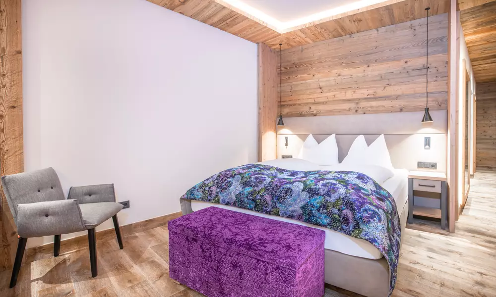 Boxspringbett mit Stuhl und Details