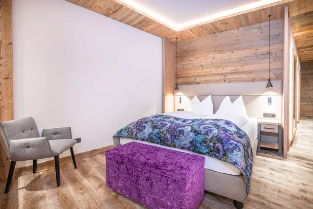 Boxspringbett mit Stuhl und Details