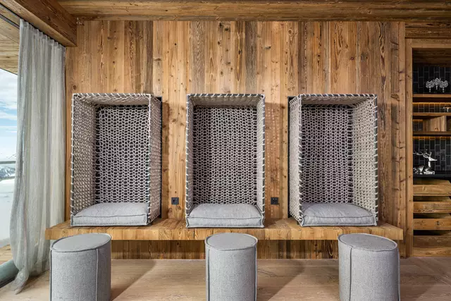 drei gepolsterte Sitznischen 