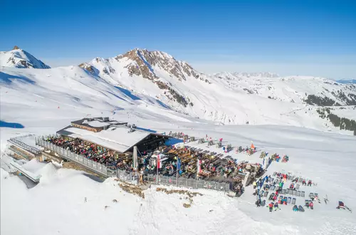 Luftansicht der Panoramaalm im Winter, volle Terrasse