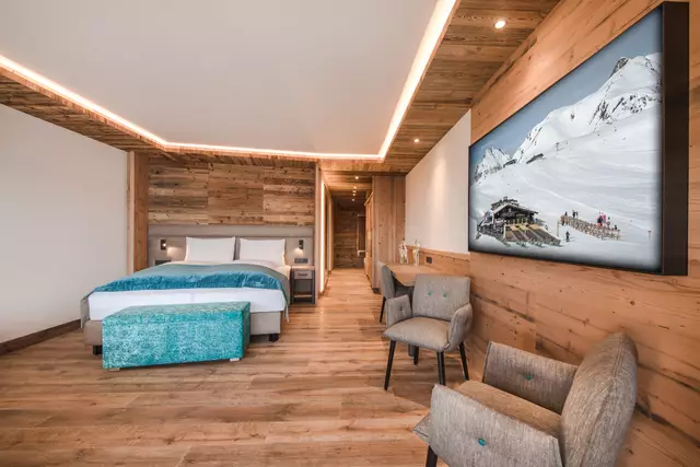 Ansicht Doppelbett, Sitzgelegenheit und TV