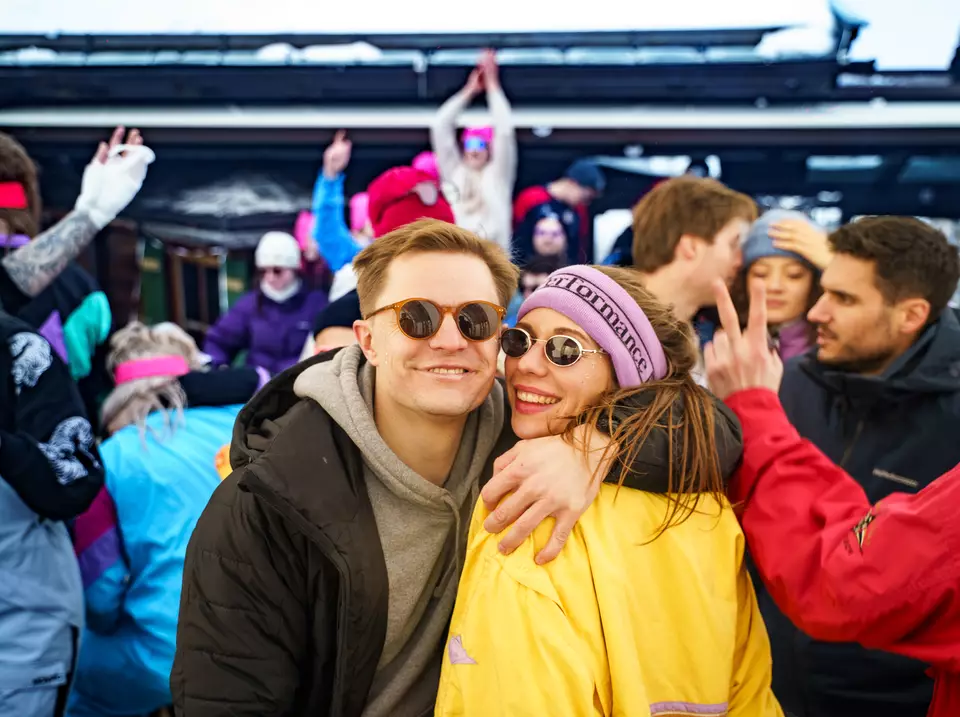 Glückliche Partygäste