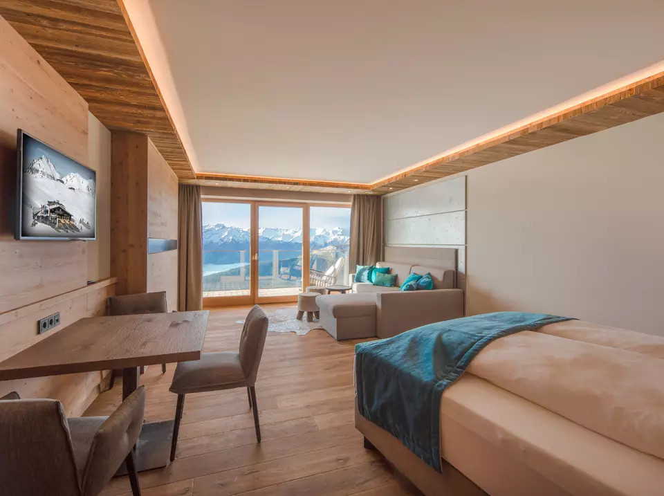 Ansicht Tisch mit Stühlen, TV und Couch