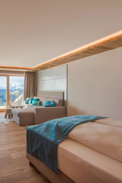 Ansicht Tisch mit Stühlen, TV und Couch