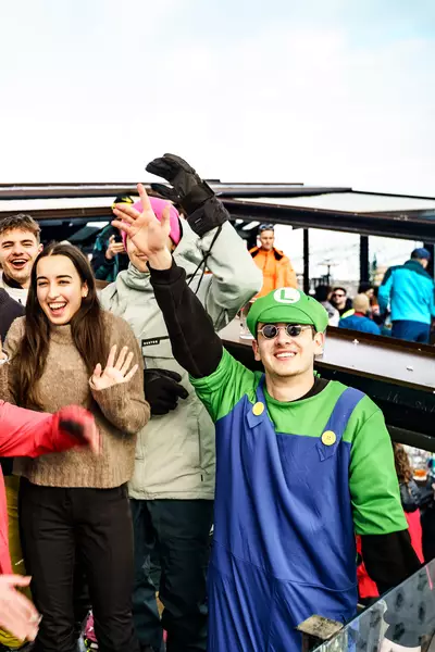 Tanzende und gut gelaunte Leute