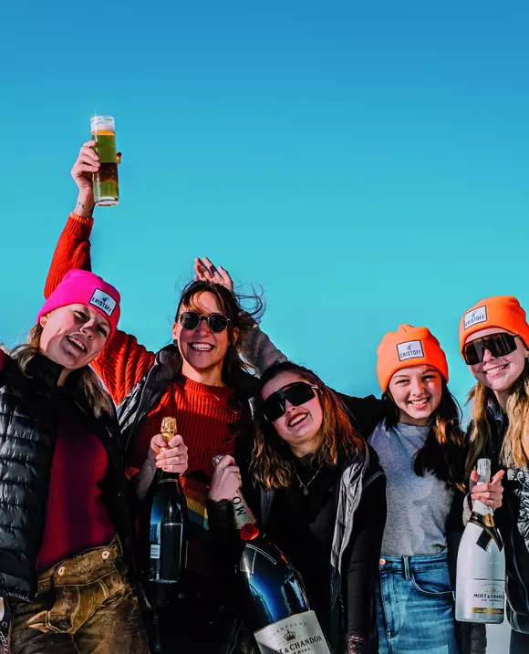 Gäste die Getränke in die Höhe halten