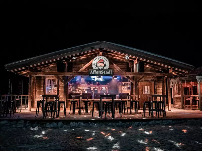 Außenansicht Affenstadl am Abend