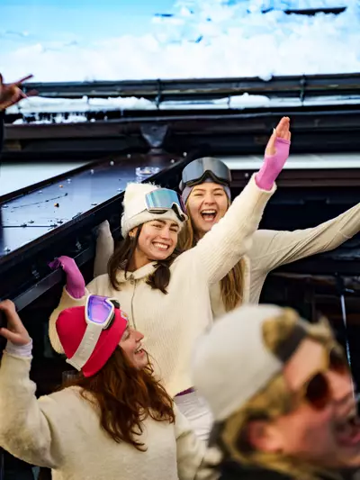 Mädels mit guter Laune beim Tanzen